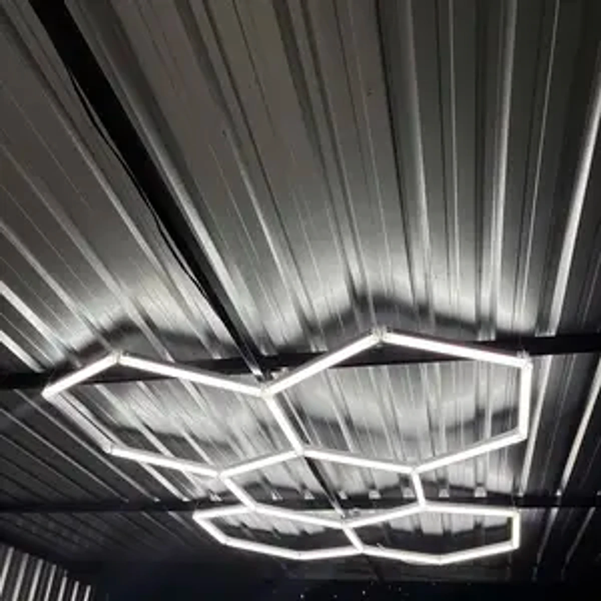 Conjunto Hexora iluminando uma garagem