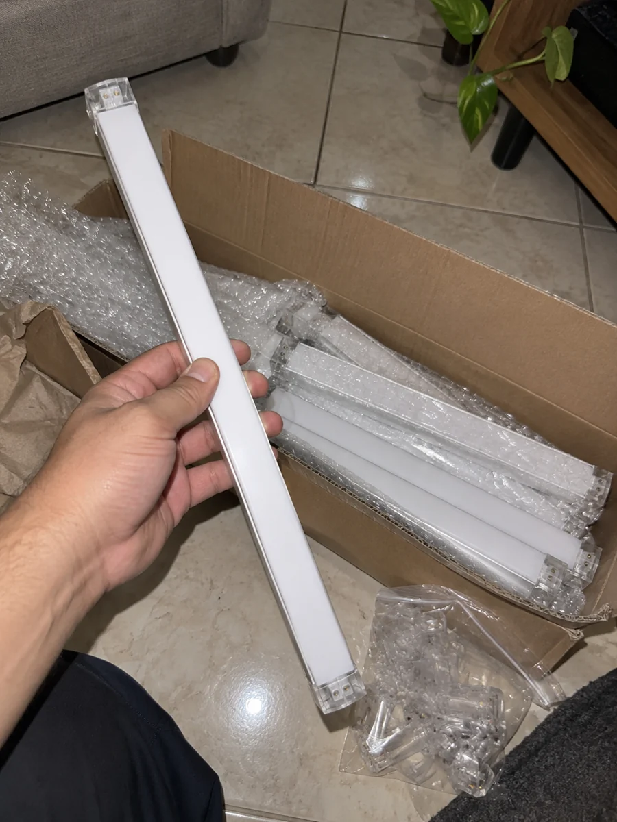 Hexora — unboxing / abrindo o kit — cena ilustrativa gerada por IA