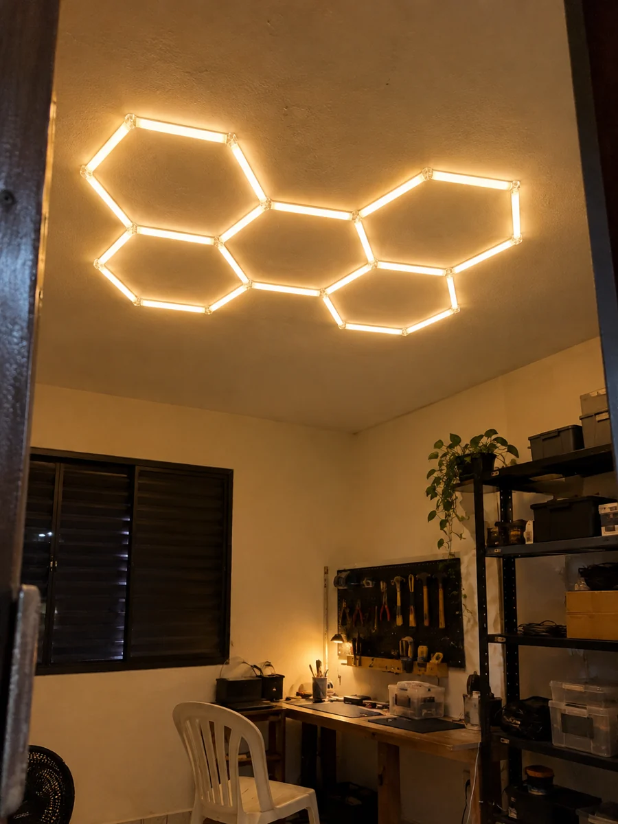 Hexora — em casa / luz quente — cena ilustrativa gerada por IA